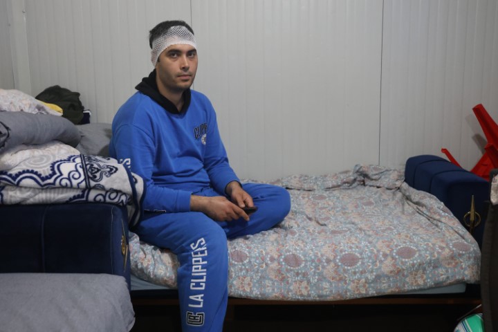 Bayram g&uuml;n&uuml; konteyneri delip ge&ccedil;en yorgun merminin kafasına isabet etmesiyle kabusu yaşadı