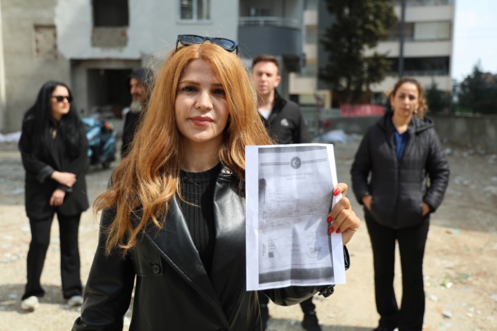 Aldıkları daireler yıllardır bitmeyen mağdurlar inşaat &ouml;n&uuml;nde eylem yaptı