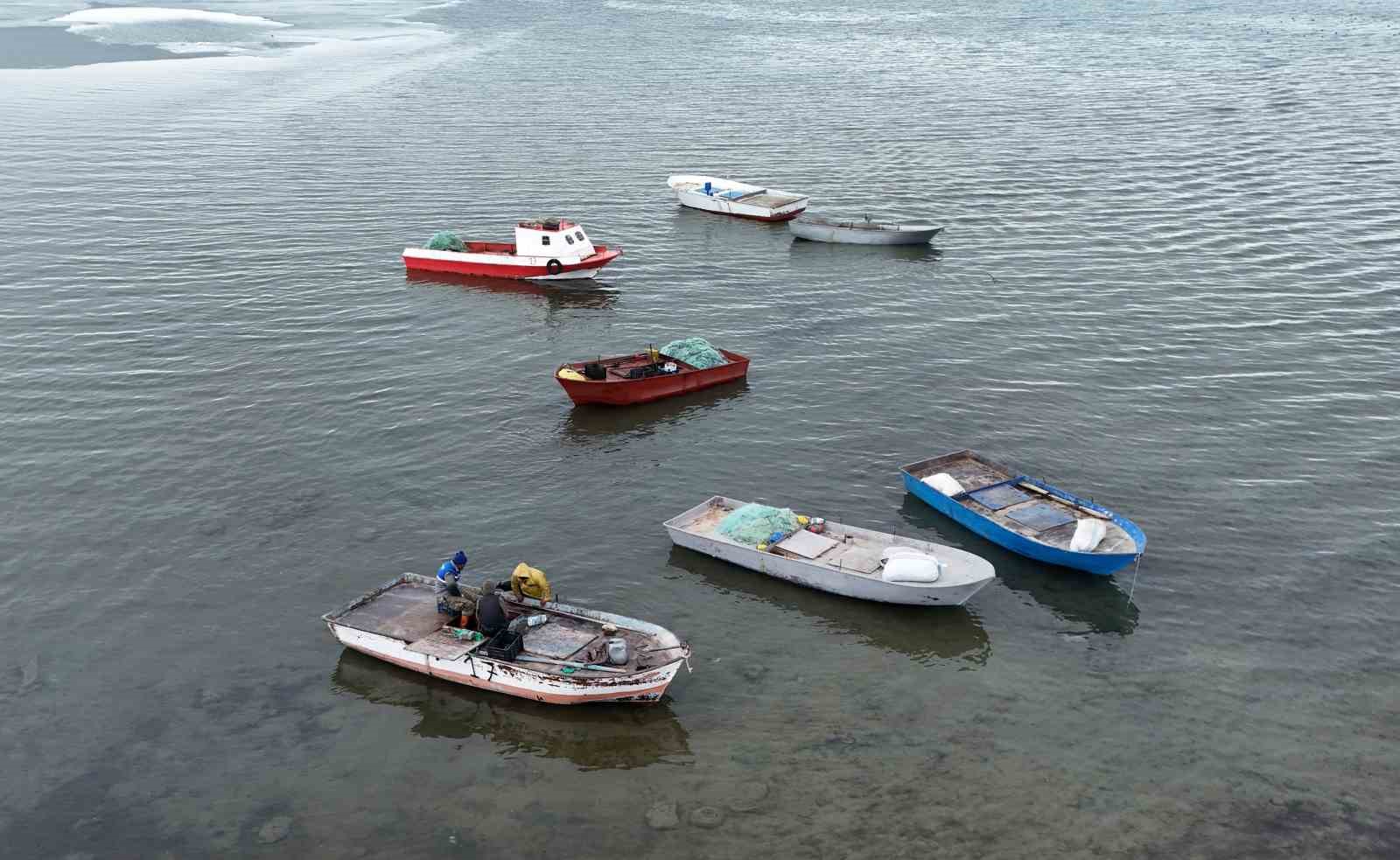 Buzların çözülmeye başladığı Nazik Gölü’nde balıkçı tekneleri yeniden suya indi