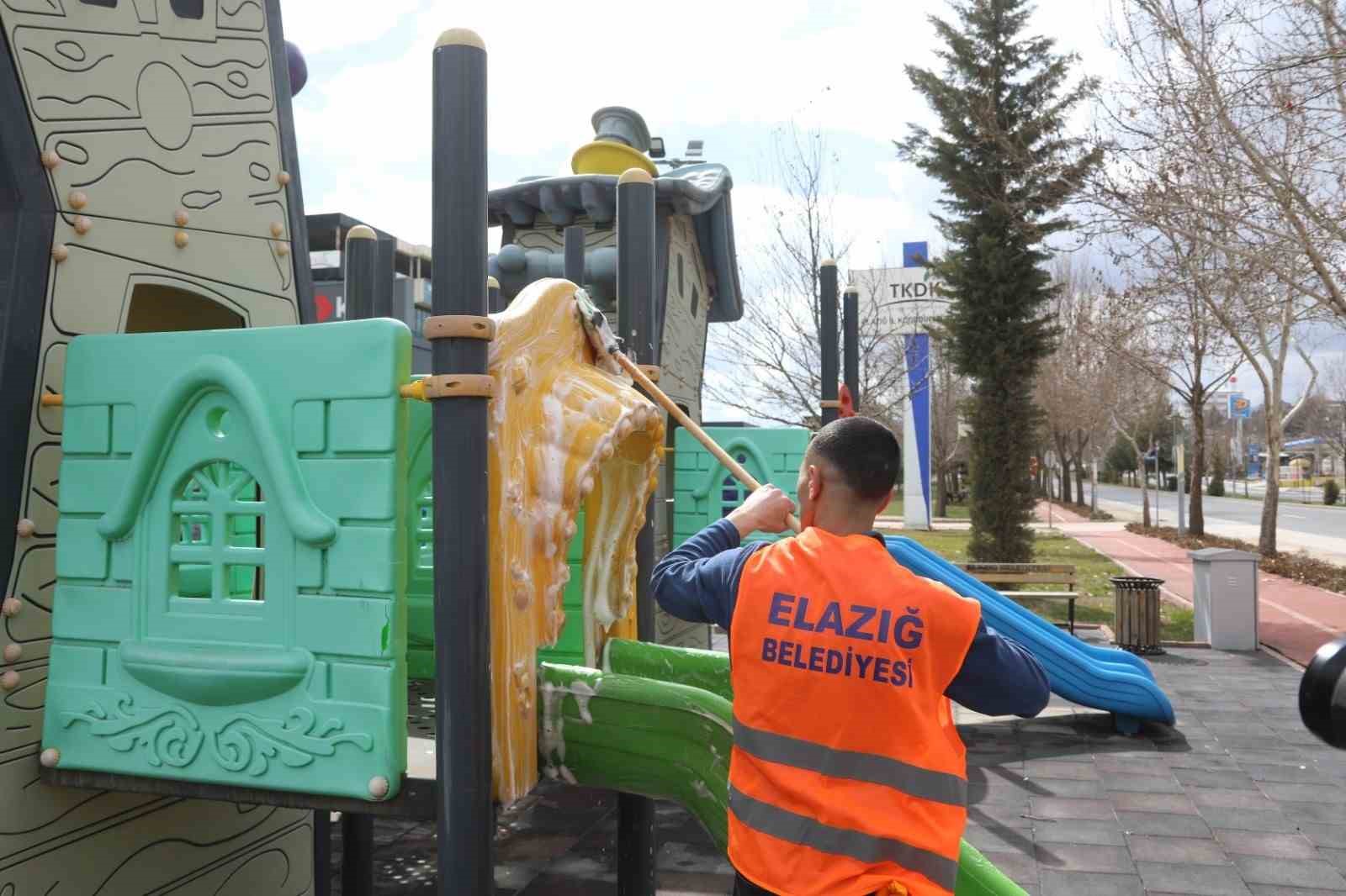 Elazığ’da çocuk oyun alanları temizlendi