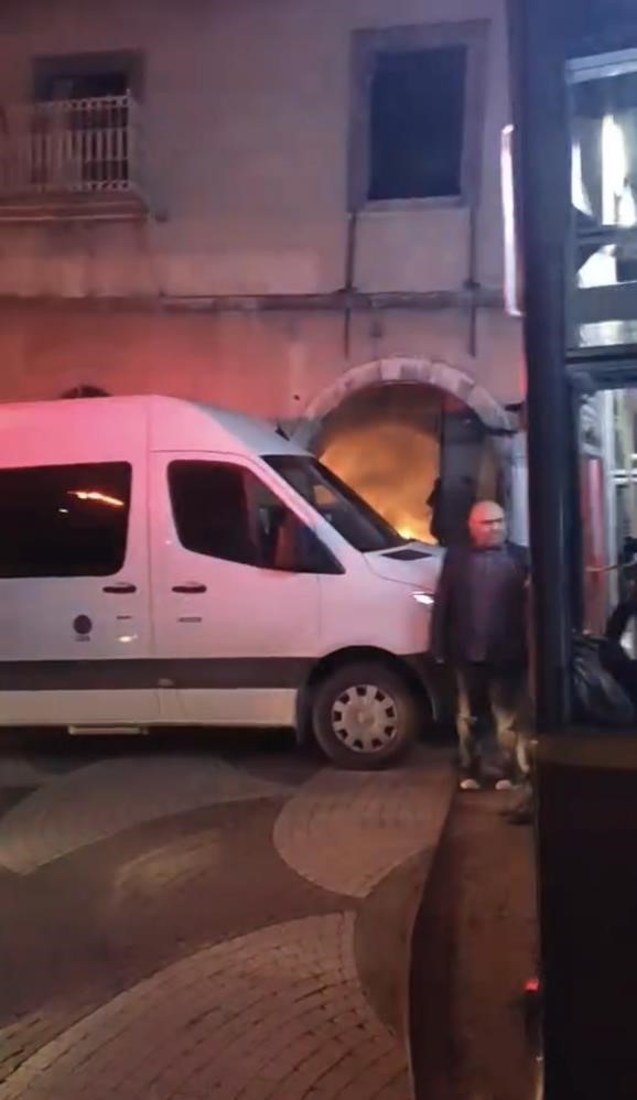 156 yıllık tarihi bina yangında zarar g&ouml;rd&uuml;
