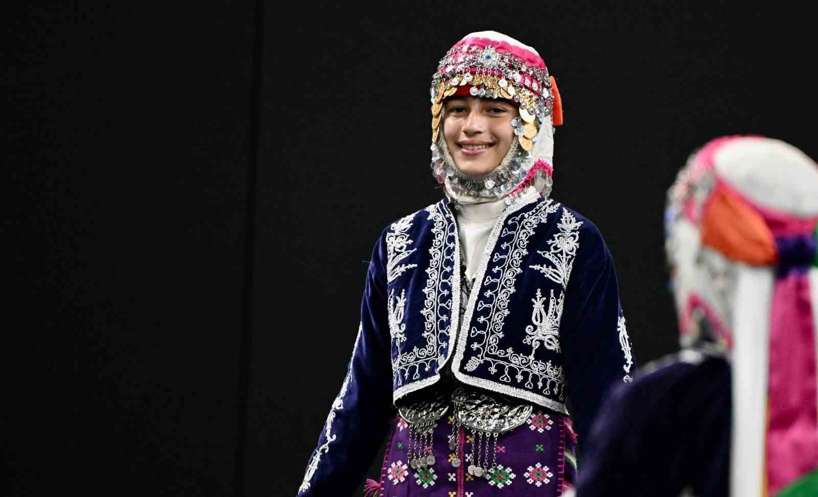 Halk oyunlarında yıldızlar Denizli&rsquo;de sahne alacak
