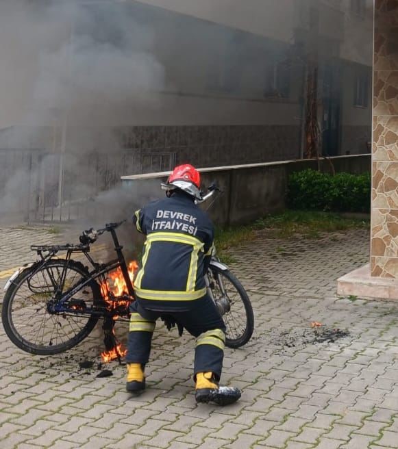 Devrek’te garaja park edilen elektrikli bisiklet yandı