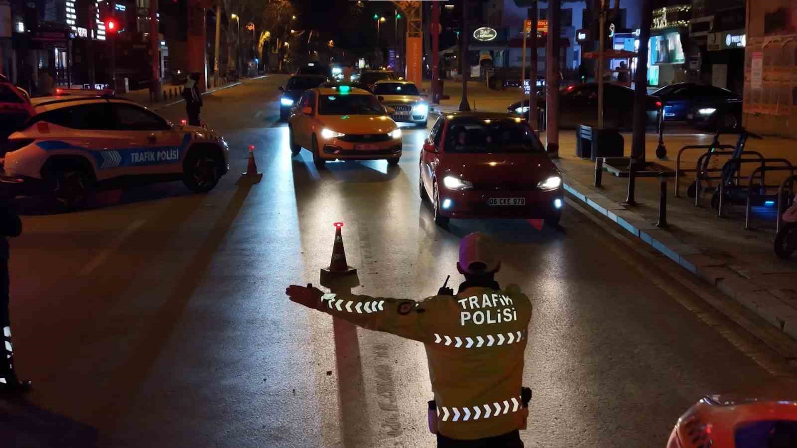 Kadık&ouml;y&rsquo;de denetimler s&uuml;r&uuml;yor: 50 ara&ccedil; men edildi
