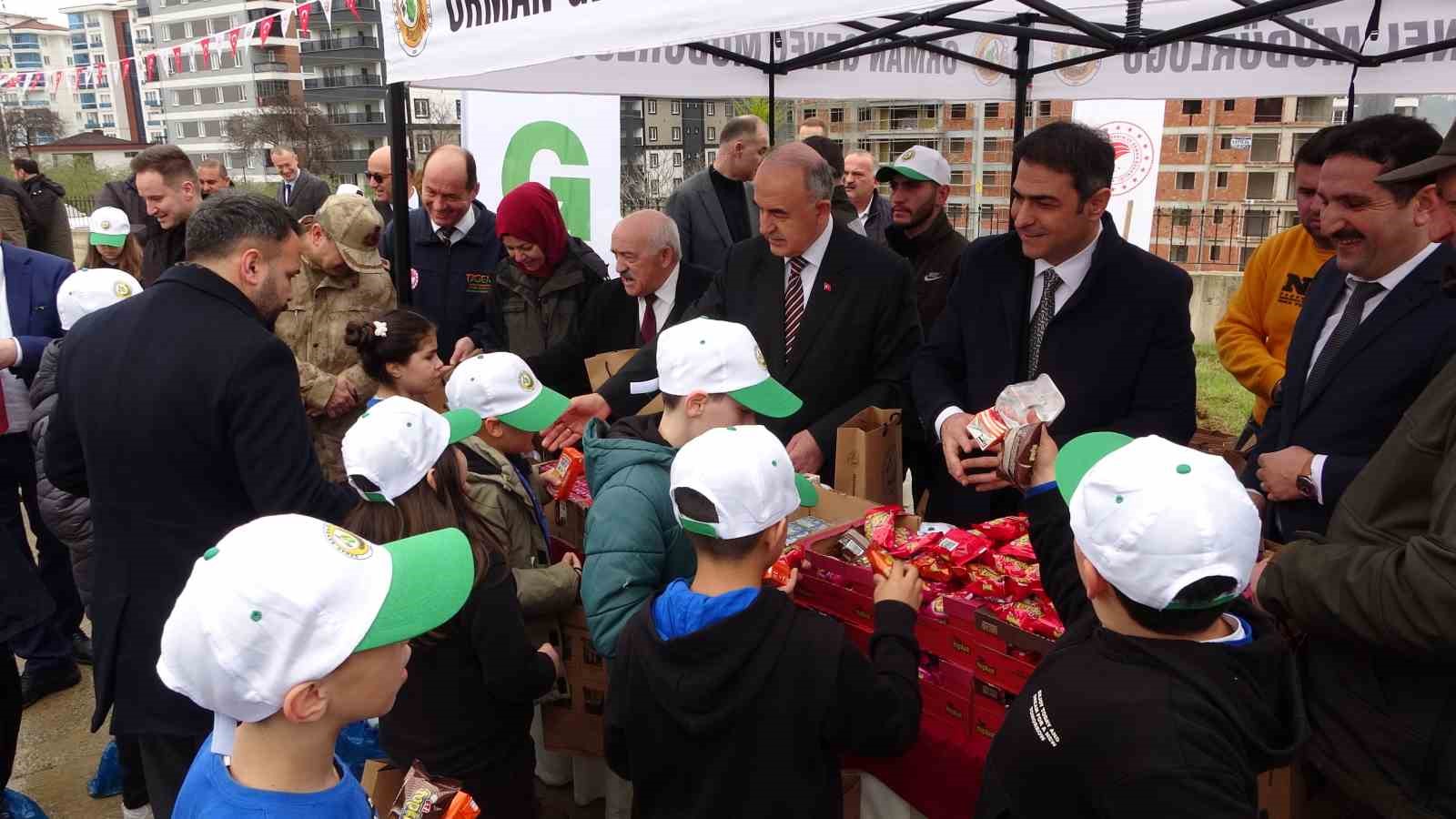 Ordu&rsquo;da fidanlar topraklar buluşturuldu
