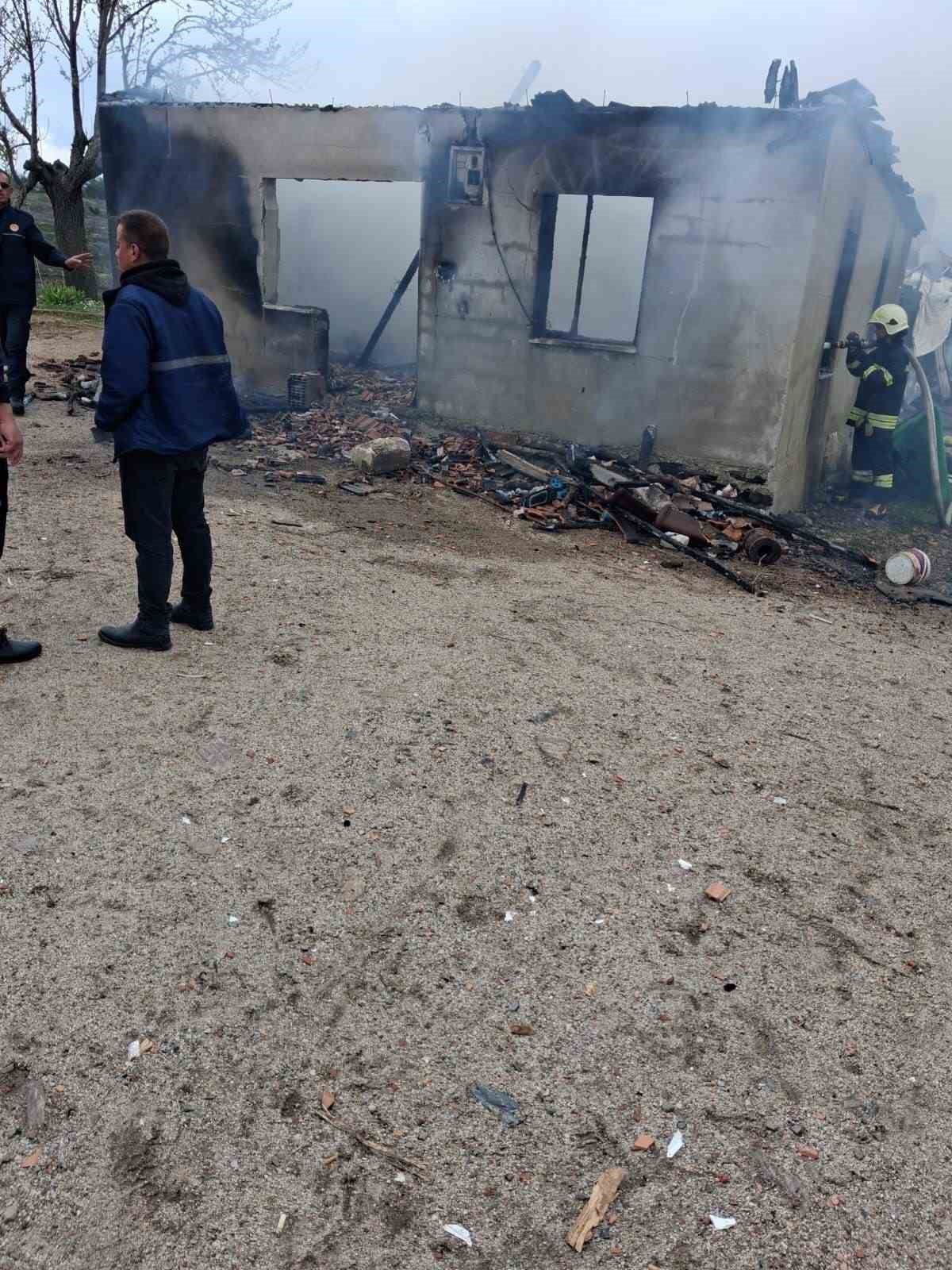 Yatağan&rsquo;daki yangında bir ev k&uuml;le d&ouml;nd&uuml;
