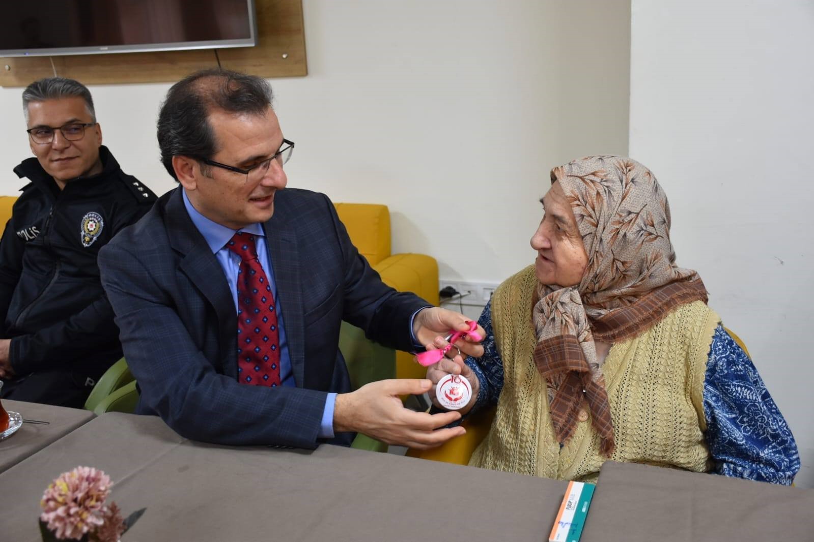 Salihli huzurevi sakinleri hünerlerini sergiledi