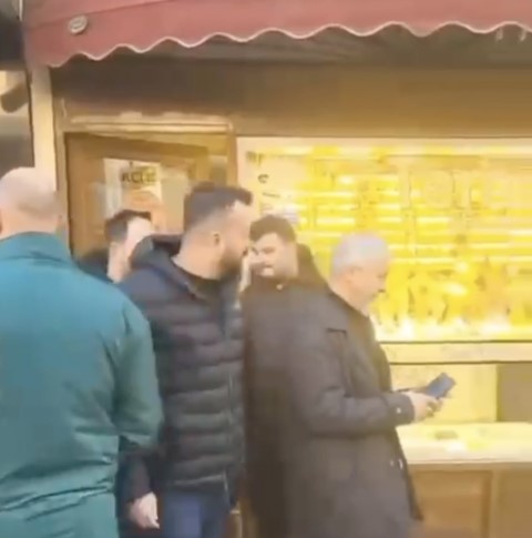 &Ccedil;anakkale&rsquo;de kar vaadiyle vatandaşları dolandıran kuyumcunun işletmesinde yapılan incelemede sahte altınlar ortaya &ccedil;ıktı