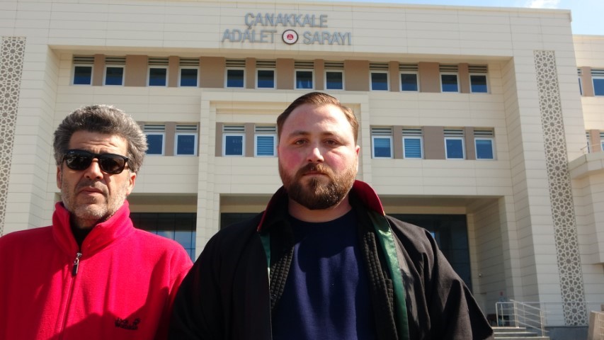 &Ccedil;anakkale&rsquo;de kar vaadiyle vatandaşları dolandıran kuyumcunun işletmesinde yapılan incelemede sahte altınlar ortaya &ccedil;ıktı