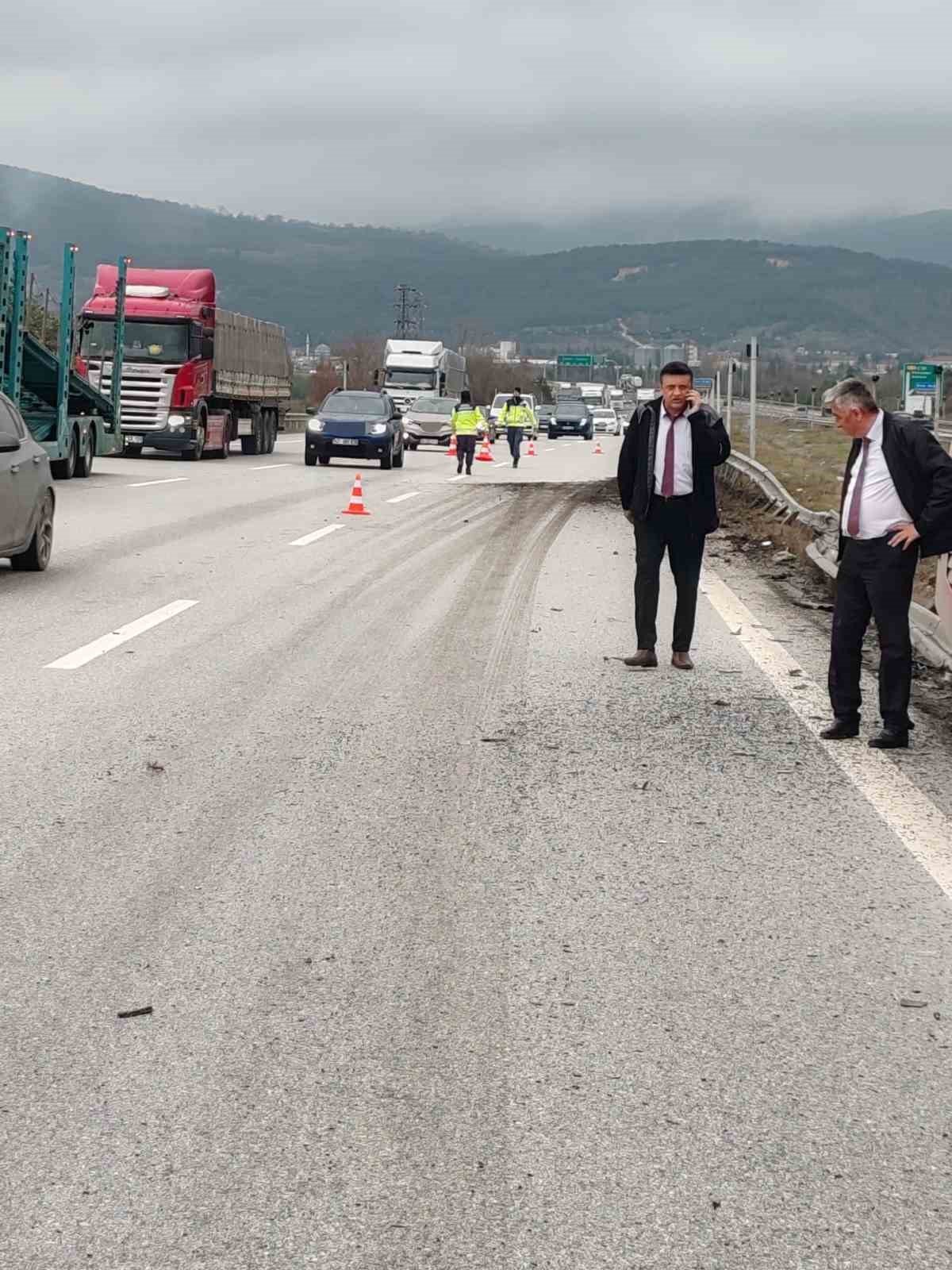 Bolu’da yolcu otobüsü ile çarpışan tır refüje savruldu