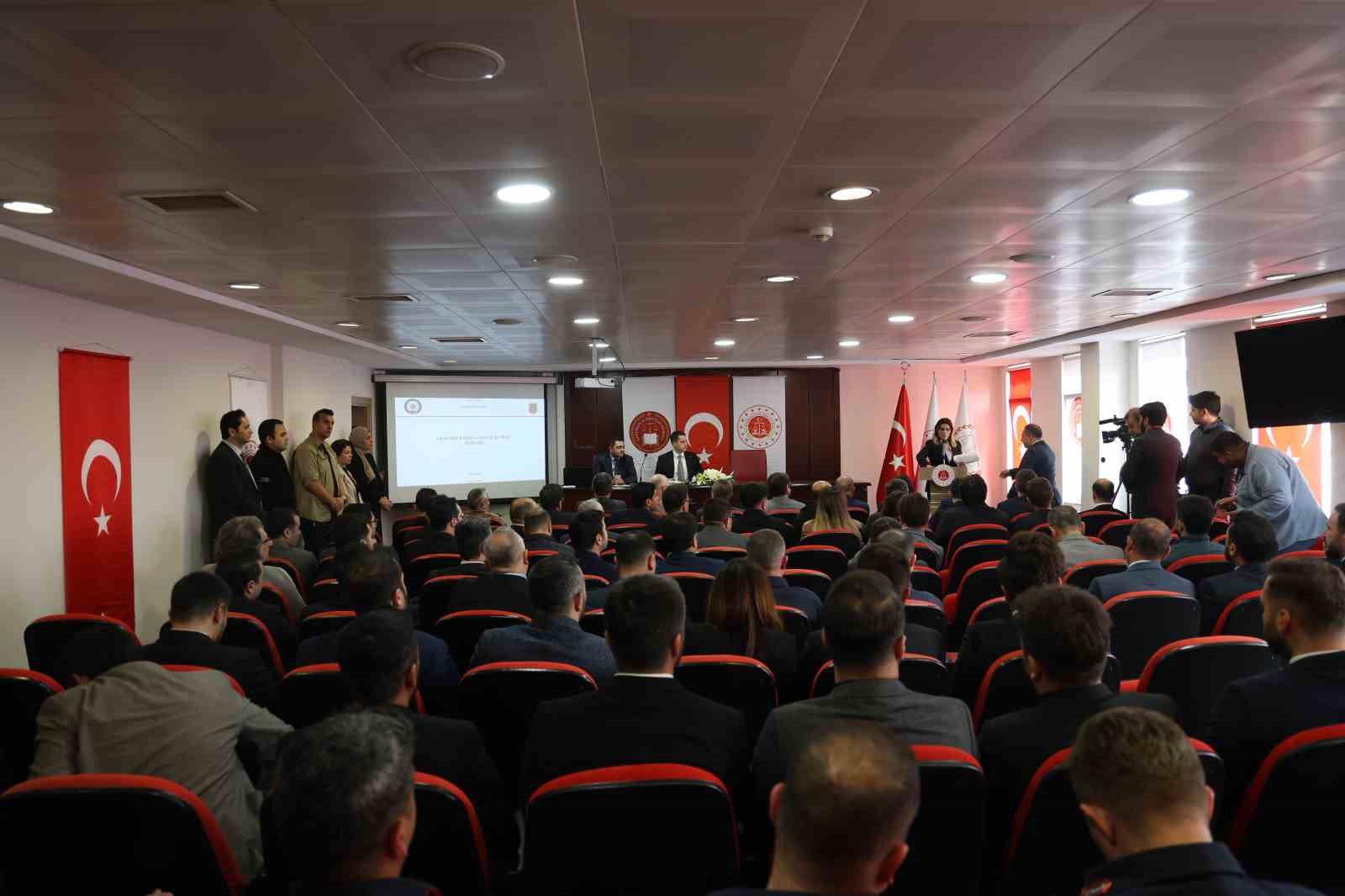 Diyarbakır&rsquo;da &lsquo;yasa dışı bahis ve sanal kumarla&rsquo; m&uuml;cadelede hukuki s&uuml;re&ccedil; ele alındı
