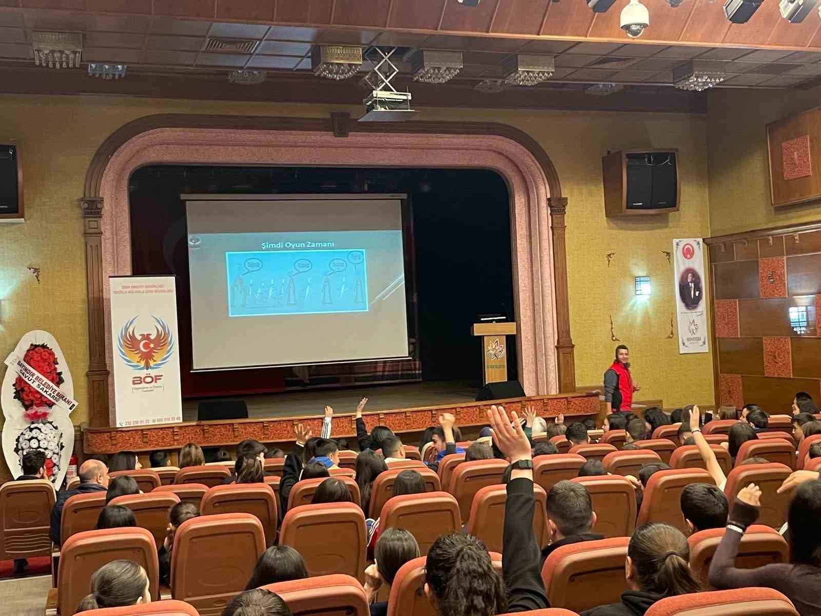 Bayındır’da öğrencilere "Gençlik Güvenli Gelecek" konferansı verildi