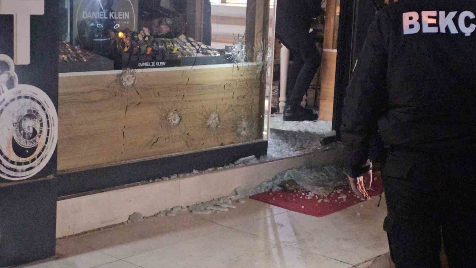 Elazığ’da iş yerine silahlı saldırı: Vitrine 9 kurşun isabet etti