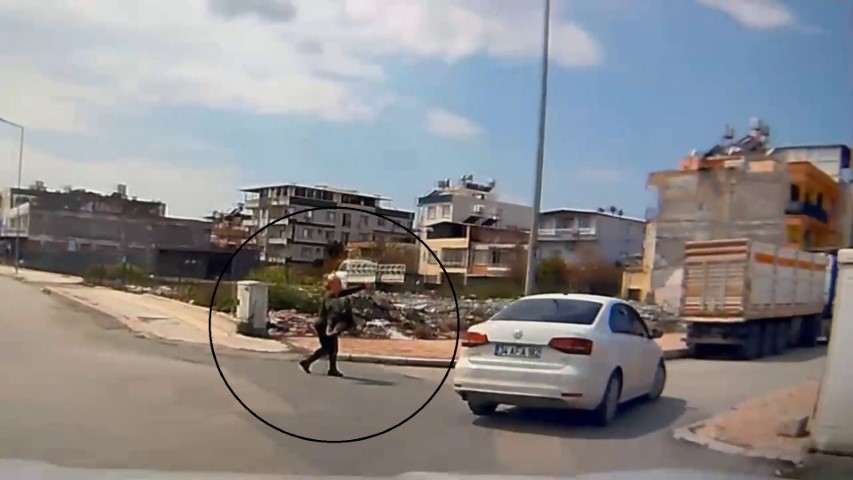 Kaldırımda yürüyen kadının boynundaki kolyeyi çalarak kaçtı