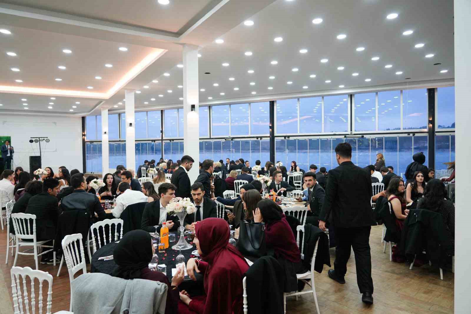 Başkan Subaşı Tıp Fak&uuml;ltesi &ouml;ğrencilerinin balosuna katıldı
