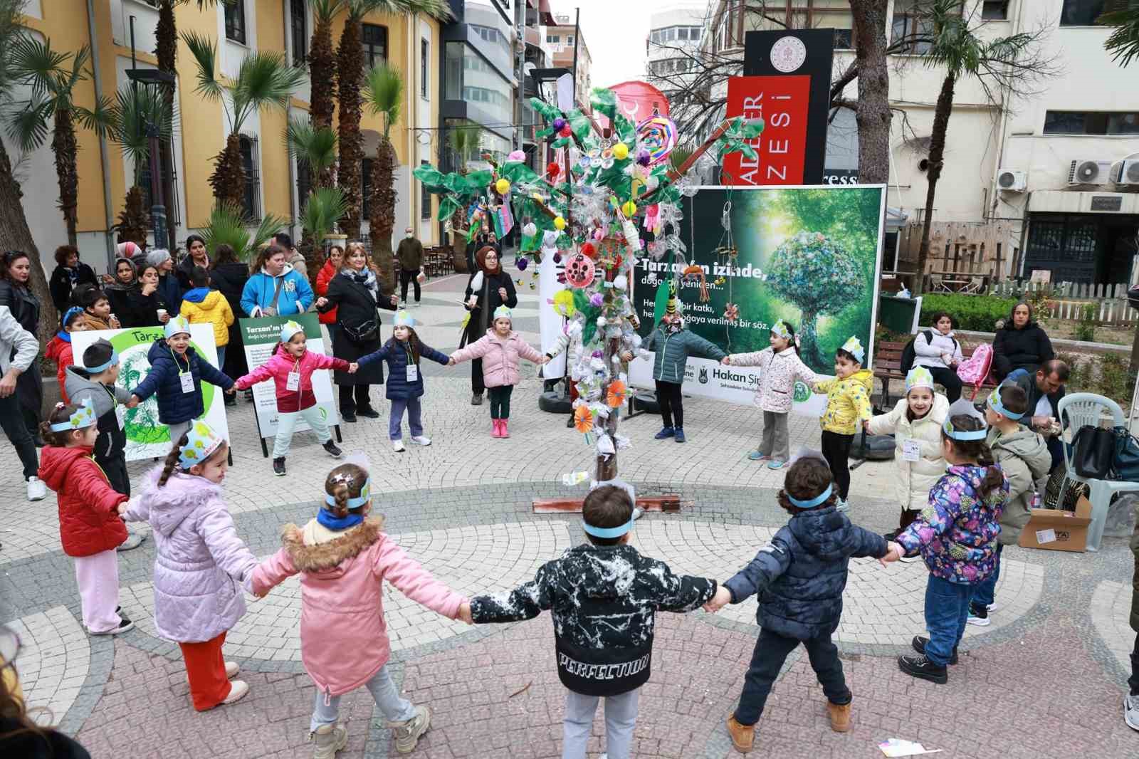 Topladıkları &ccedil;&ouml;plerden atık ağacı yaptılar
