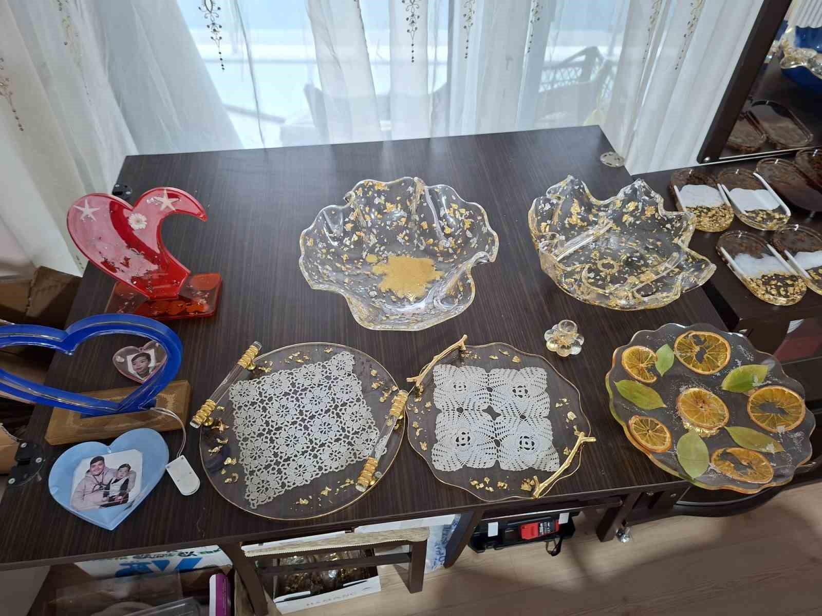 Oğlunun tedavi masrafları i&ccedil;in evini at&ouml;lyeye &ccedil;evirdi
