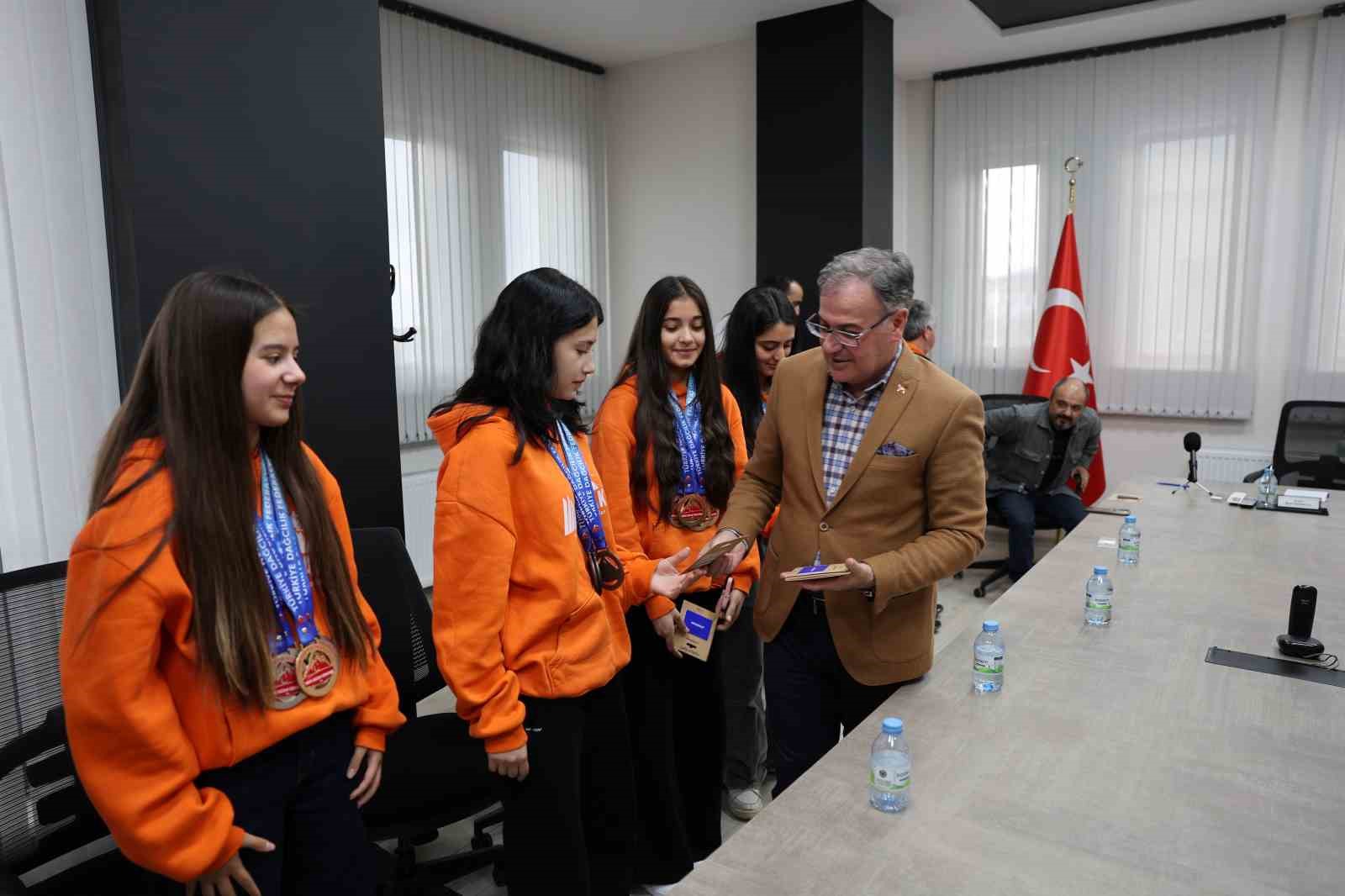 Başkan &Ouml;zdoğan: "HADAK, gittiği her yerde &rsquo;bunu başarır&rsquo; dedirtmiştir"
