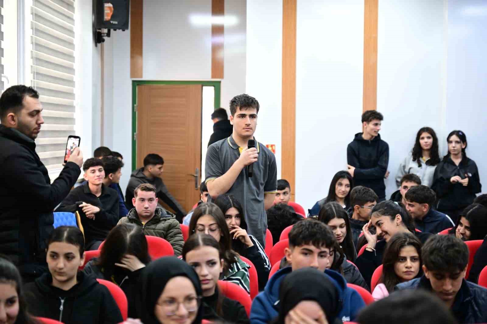 Başkan Ge&ccedil;it &ouml;ğrencilerle buluştu: "Hedefiniz olsun, &ccedil;ok &ccedil;alışın"
