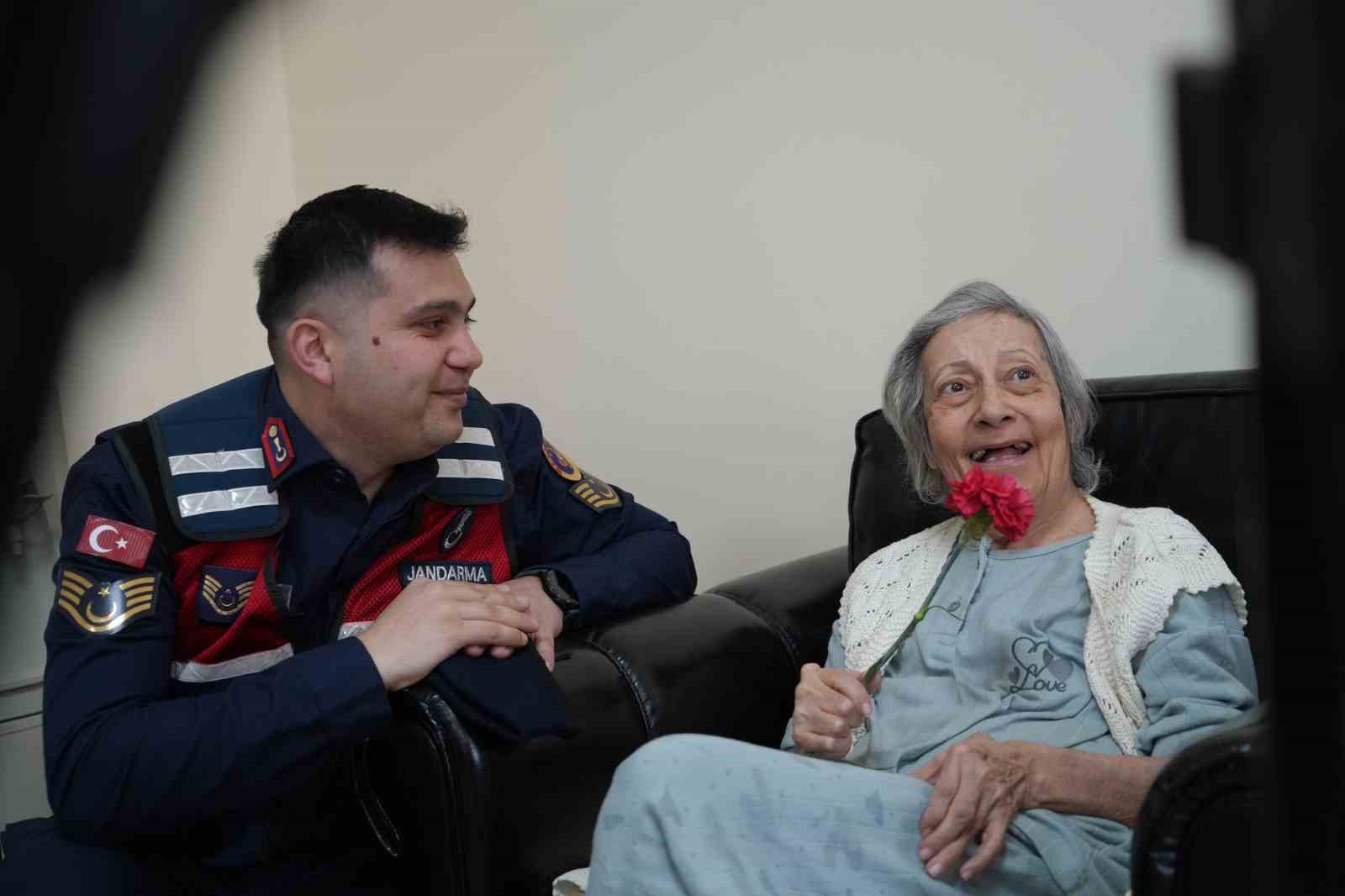 Bayburt’ta huzurevi sakinlerine jandarma sürprizi: Büyüklerin yüzü güldü