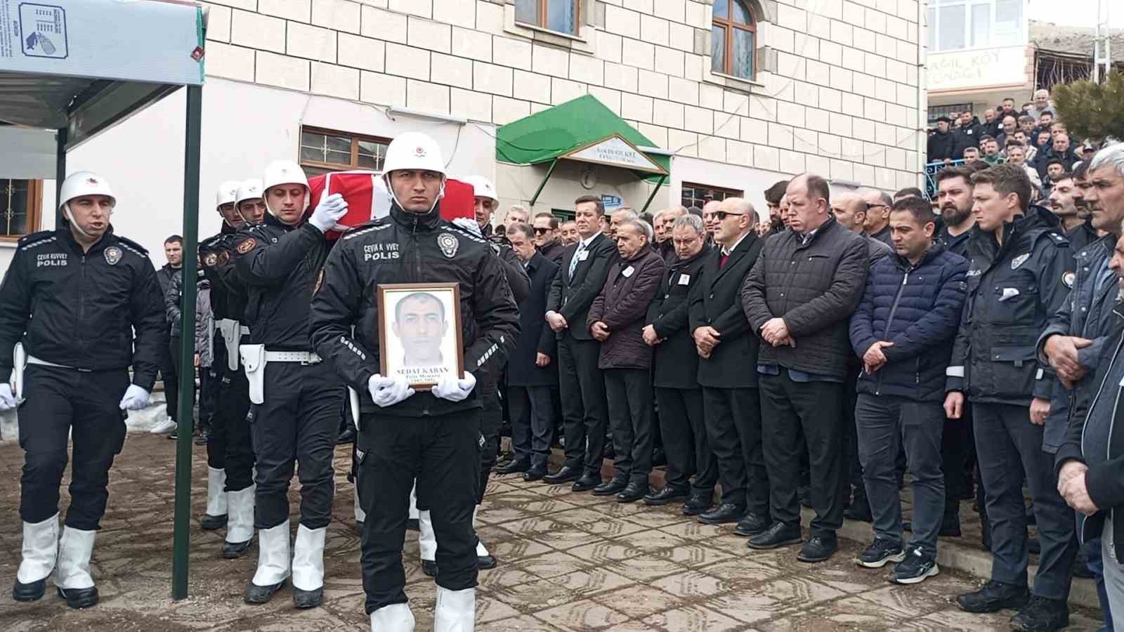 Kalp krizi sonucu hayatını kaybeden Bayburtlu polis toprağa verildi
