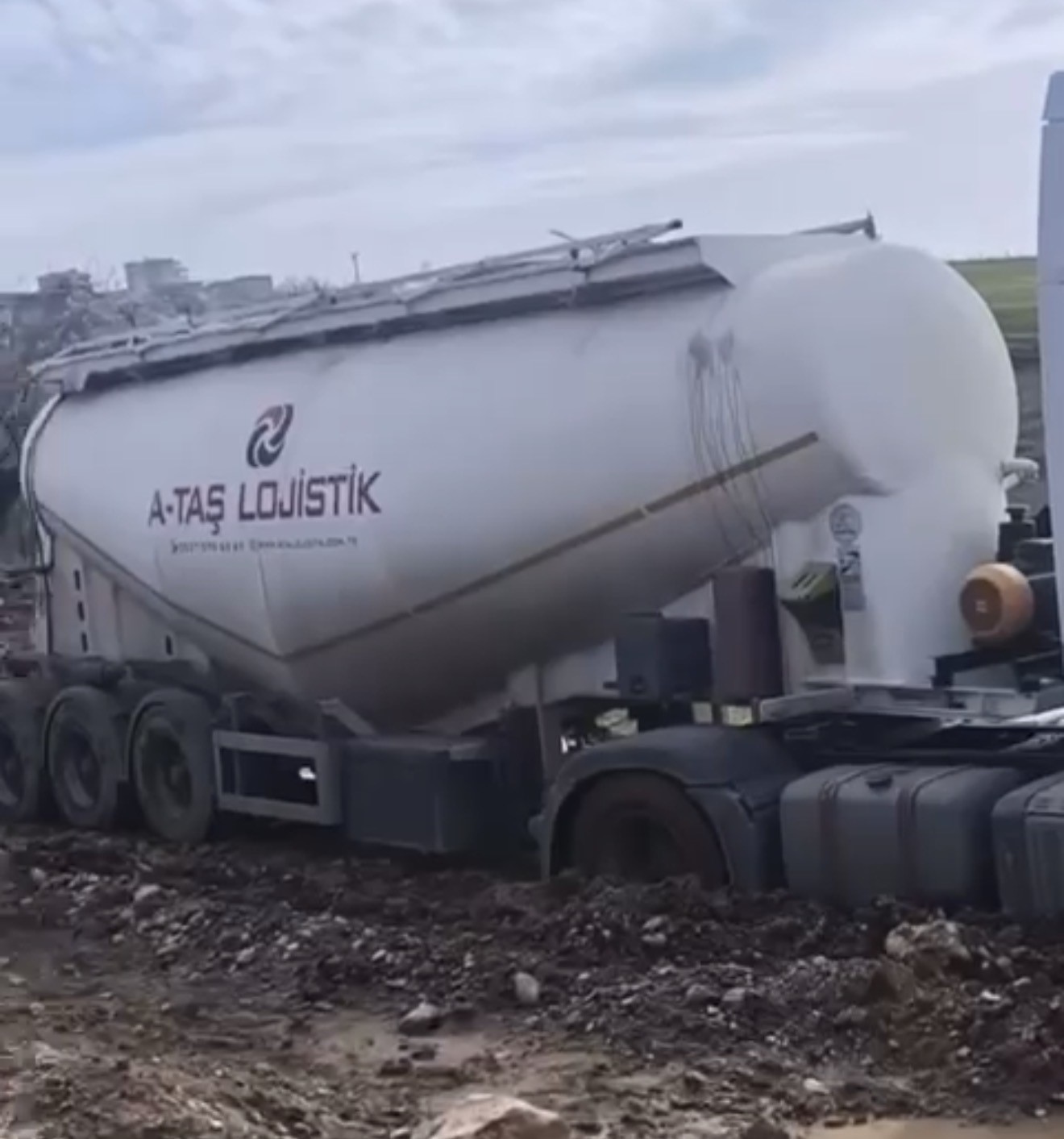 Siirt’te TPAO’ya ait tır çamura saplandı, köylüler seferber oldu