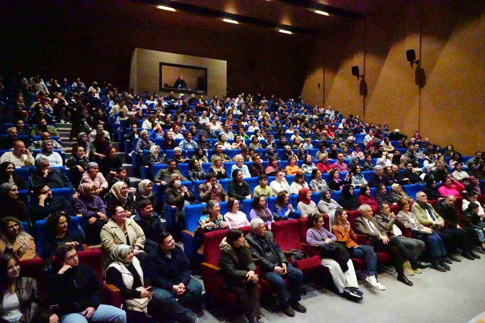 Turgutlu&rsquo;da &lsquo;Aşk-ı M&uuml;ebbet&rsquo; oyununa b&uuml;y&uuml;k ilgi
