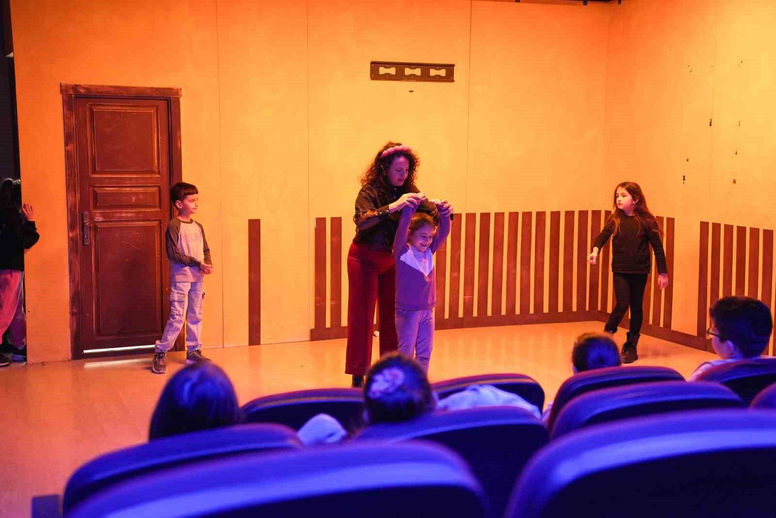 Mersin’de tiyatroya ilgi artıyor, kurslar yoğun katılımla sürüyor