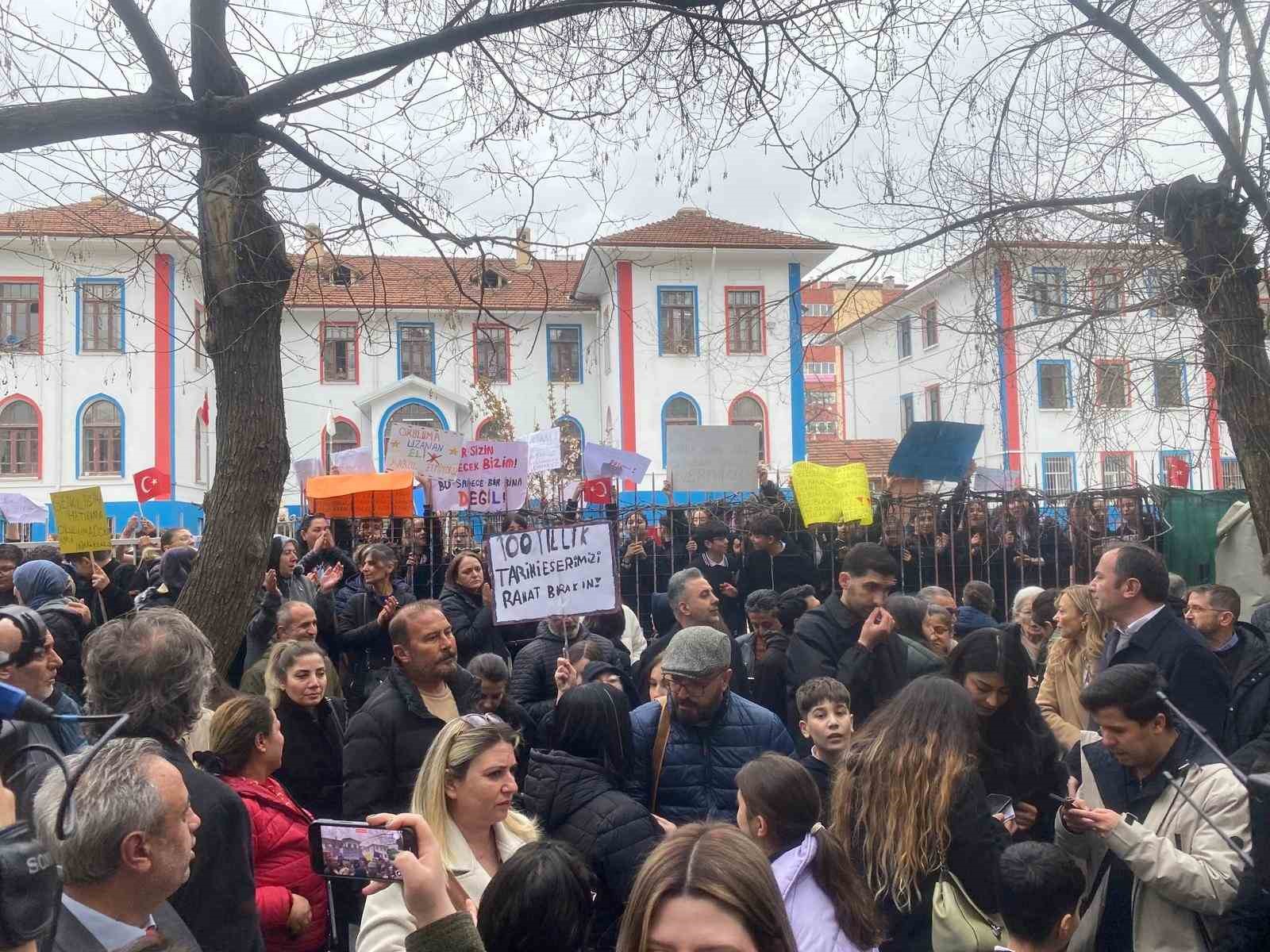 Devir kararı verilen Mimar Kemal Ortaokulu &ouml;ğrenci ve velilerinden tepki
