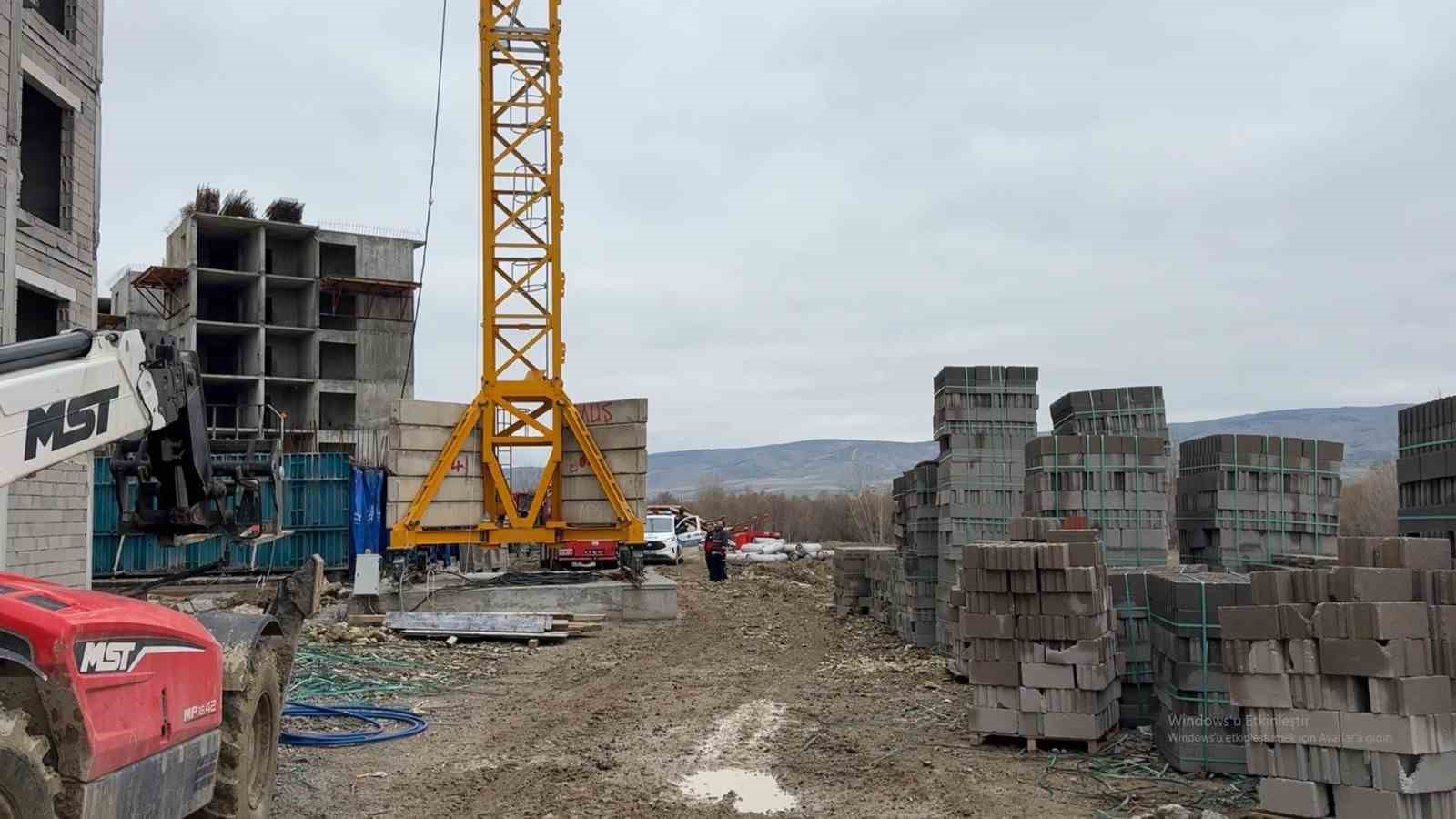 Paralarını alamayınca intihara kalkışan işçiler ekiplerce ikna edildi