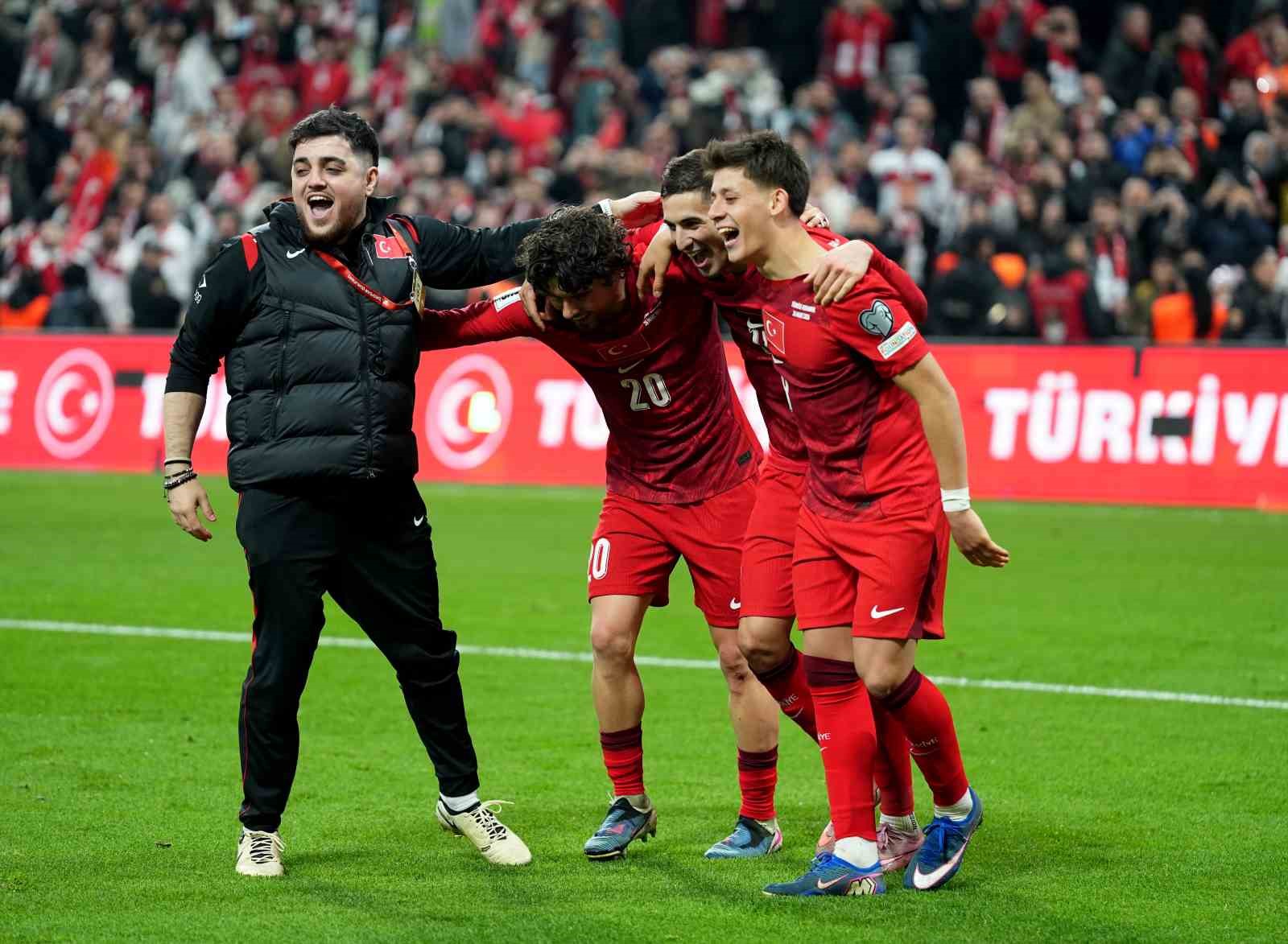 Millilerde galibiyet &uuml;&ccedil;l&uuml;s&uuml; Ferdi Kadıoğlu ve Arda G&uuml;ler&rsquo;den
