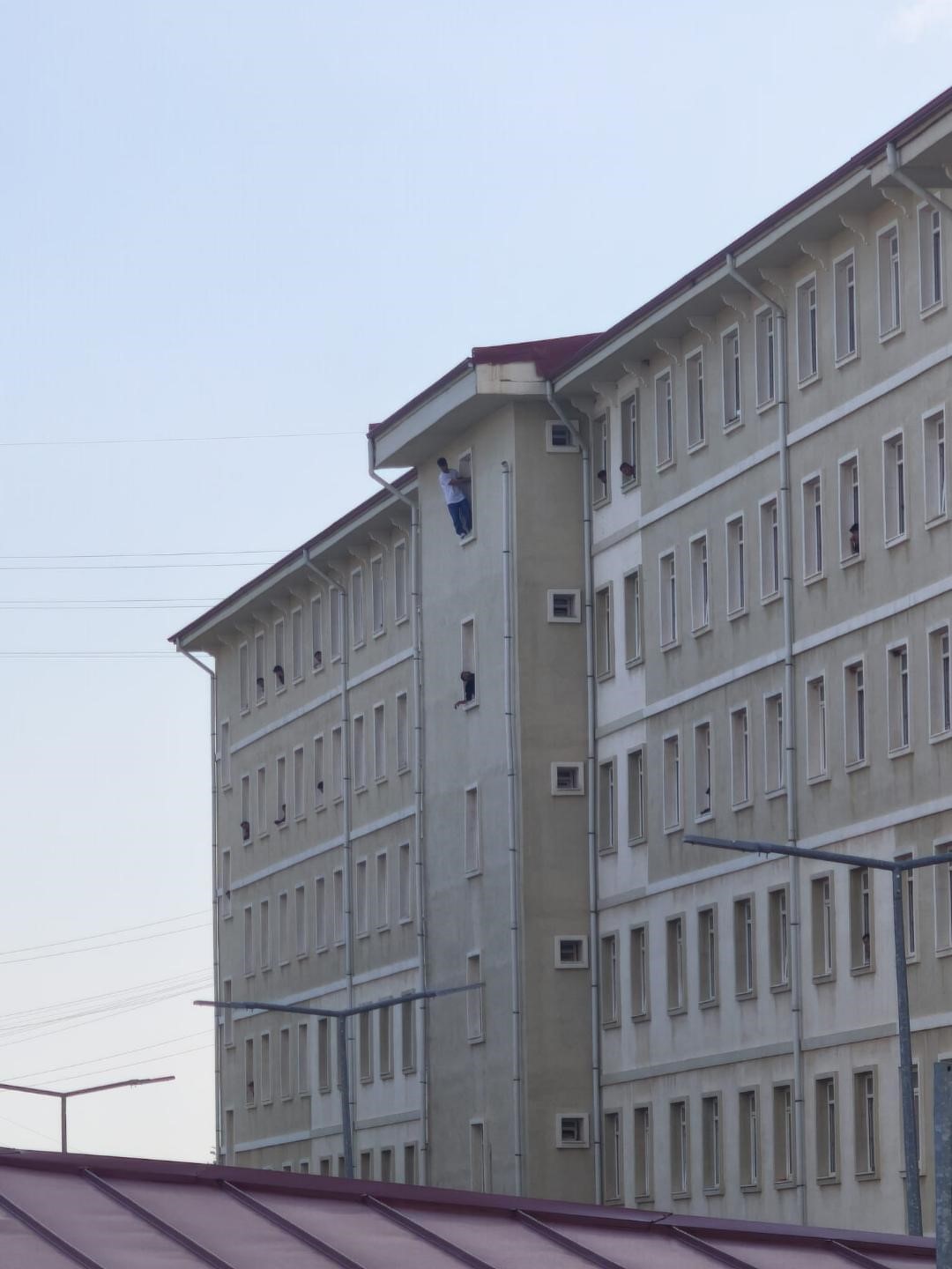 Muğla&rsquo;da korku dolu anlar: Yurdun camına &ccedil;ıkan gen&ccedil; hava yastığına atladı
