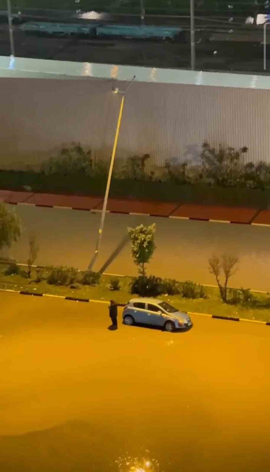 Hatay’da aşırı yağışların etkisiyle, göle dönen yollarda araçlar mahsur kaldı