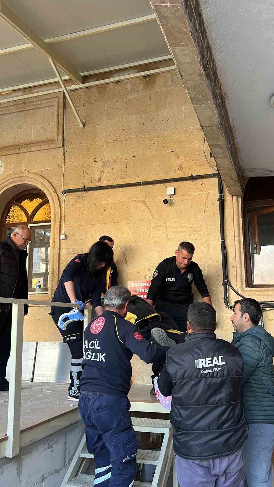 Burdur&rsquo;da merdivenden d&uuml;şen usta ve &ccedil;ırağı yaralandı
