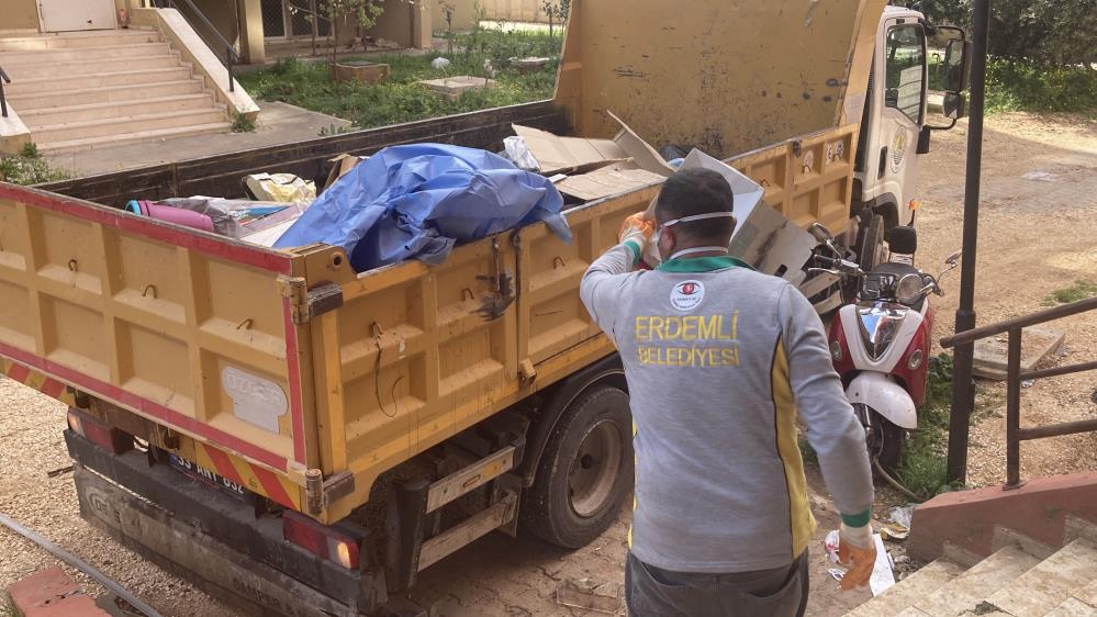 Ekipler gaz maskesiyle girdi iki günde temizledi: Evden 7 kamyonet çöp çıktı