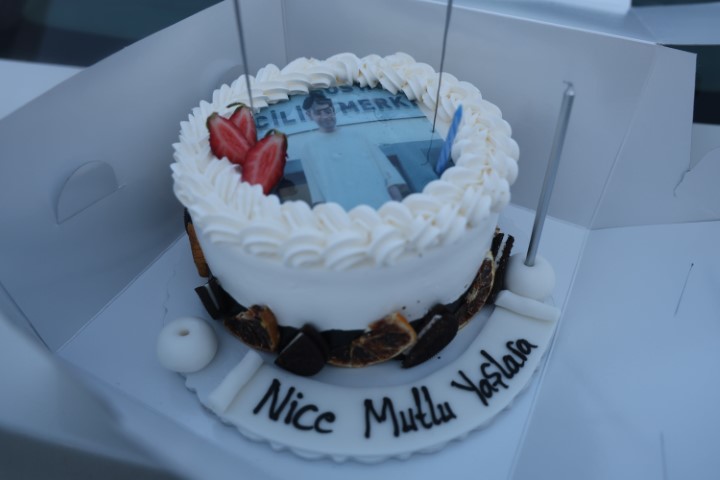 Evden &ccedil;ıkmayan telefon bağımlısı gen&ccedil; 25. yaşına bilgisayar başında girdi