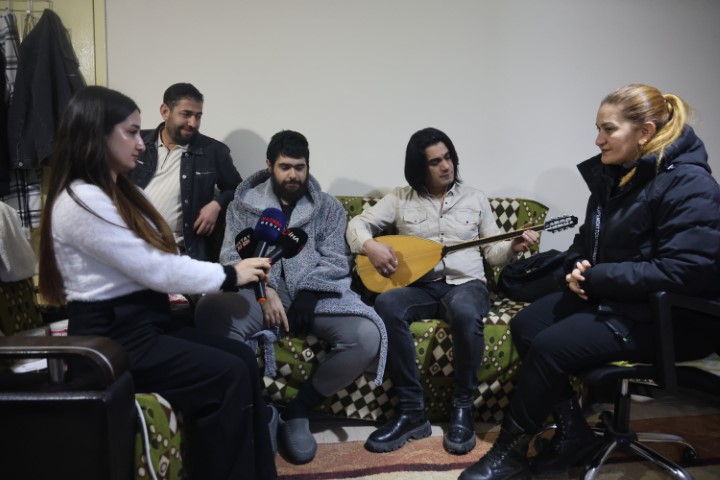 Evden &ccedil;ıkmayan telefon bağımlısı gen&ccedil; 25. yaşına bilgisayar başında girdi