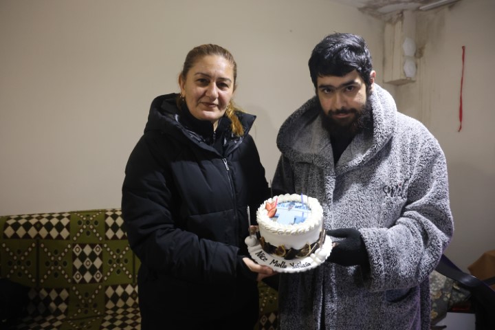 Evden &ccedil;ıkmayan telefon bağımlısı gen&ccedil; 25. yaşına bilgisayar başında girdi