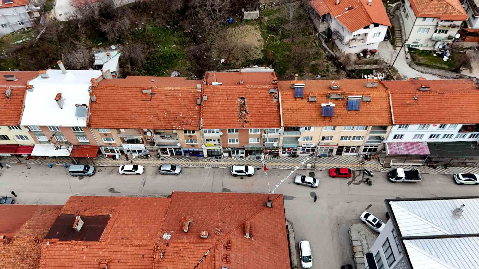 Çürüyen baca otomobilin üzerine yıkıldı