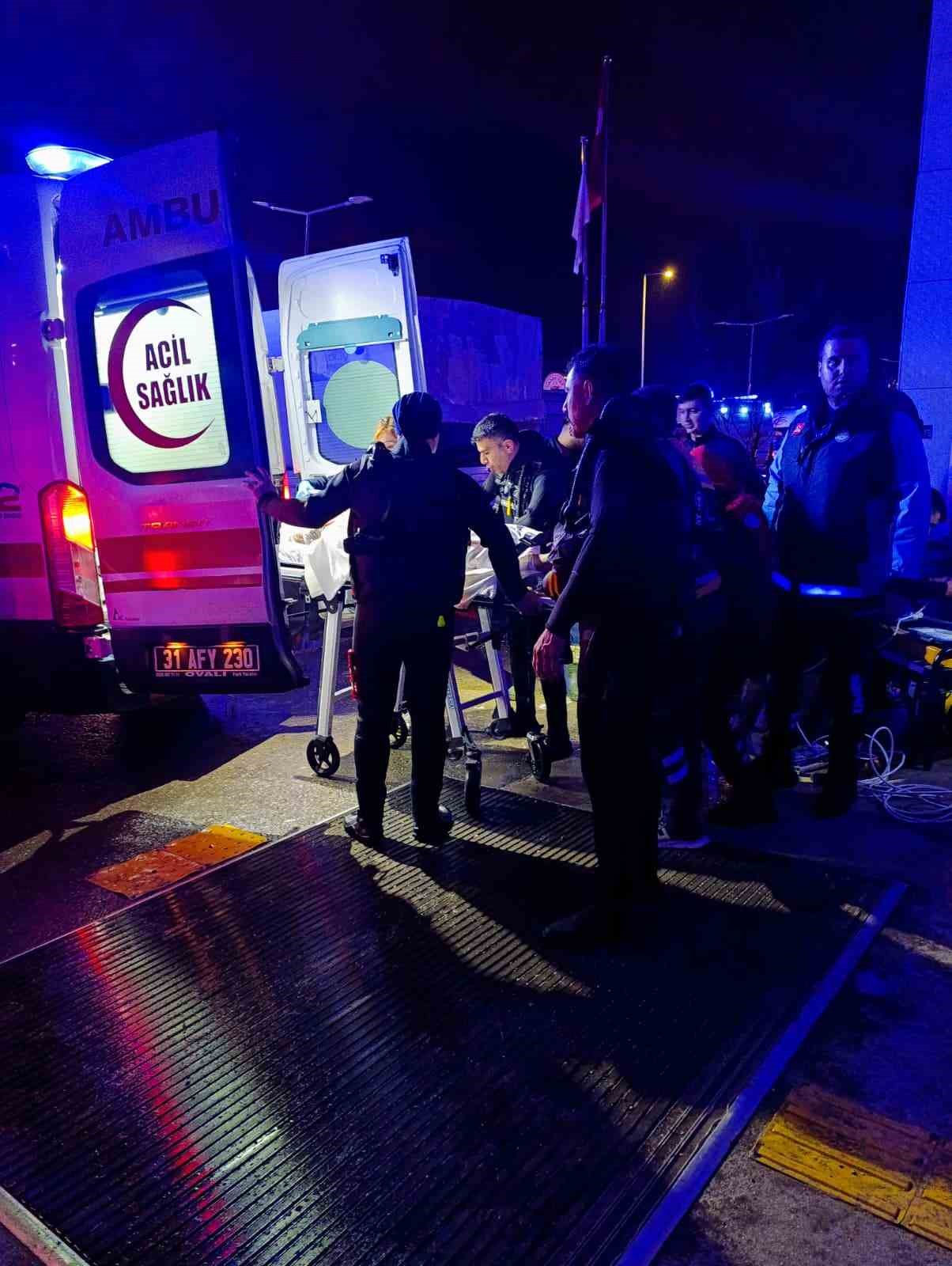 Doğuma giderken g&ouml;le d&ouml;nen yolda mahsur kalan kadının yardımına itfaiye yetişti
