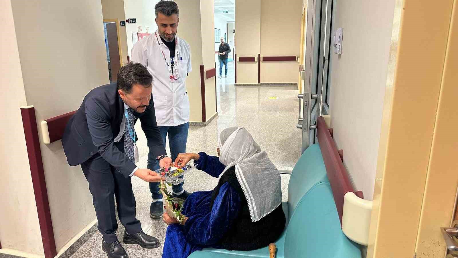 Silvan’da Yaşlılar Haftası’nda hastaneye gelen yaşlılar yalnız bırakılmadı