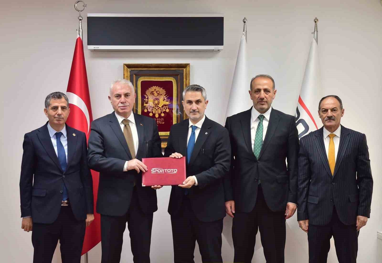 Bayburt’a futbol sahaları ile tenis kortu yapılacak