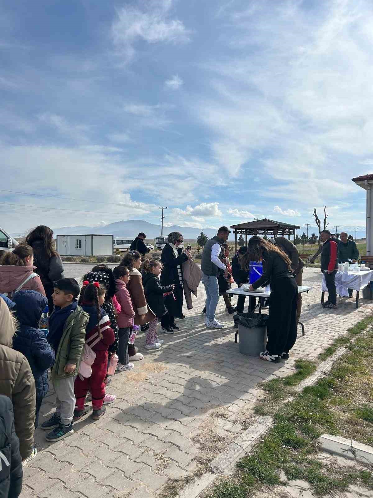 &Ccedil;ocuklar, tarımsal &uuml;retimi yerinde inceledi
