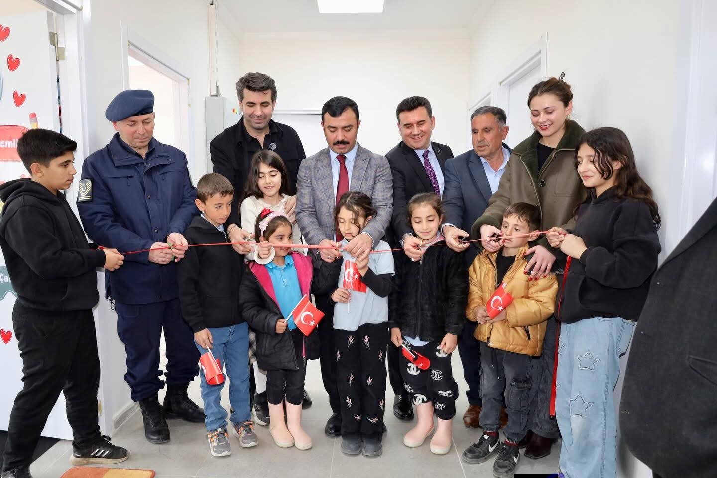 Kahta&rsquo;daki k&ouml;y okulunda k&uuml;t&uuml;phane a&ccedil;ıldı
