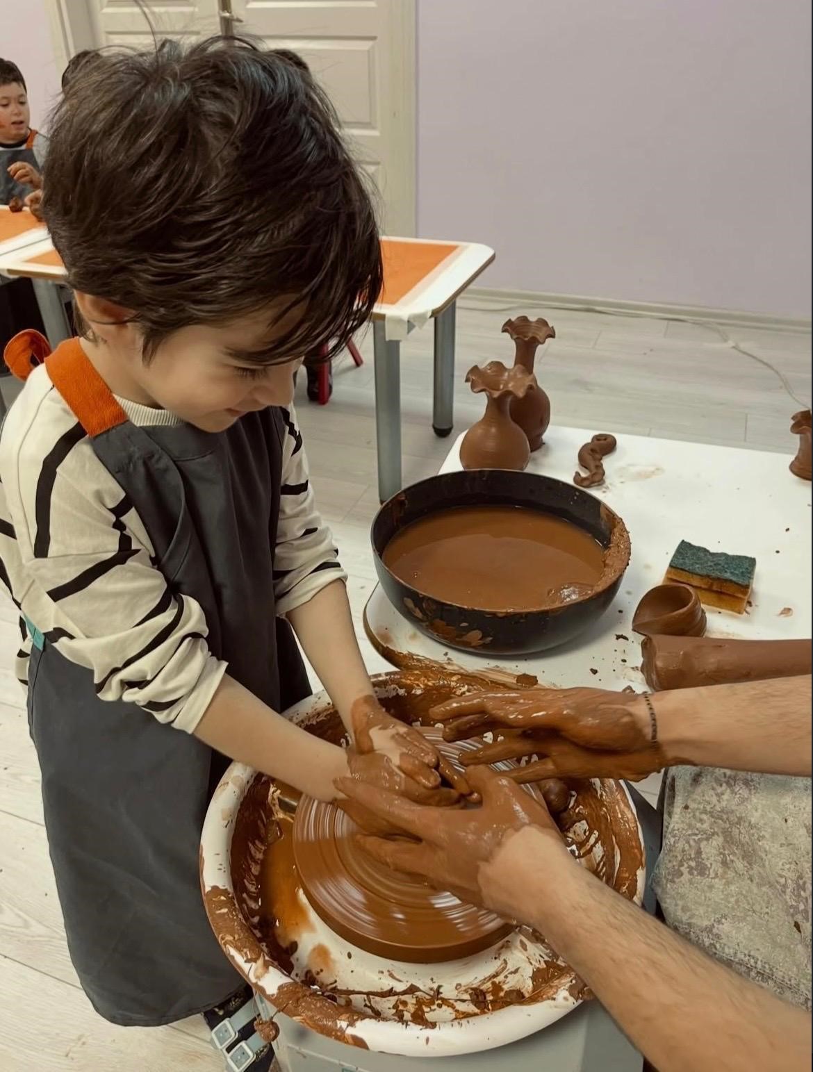 Toprakla buluşan minik ellerden renkli eserler
