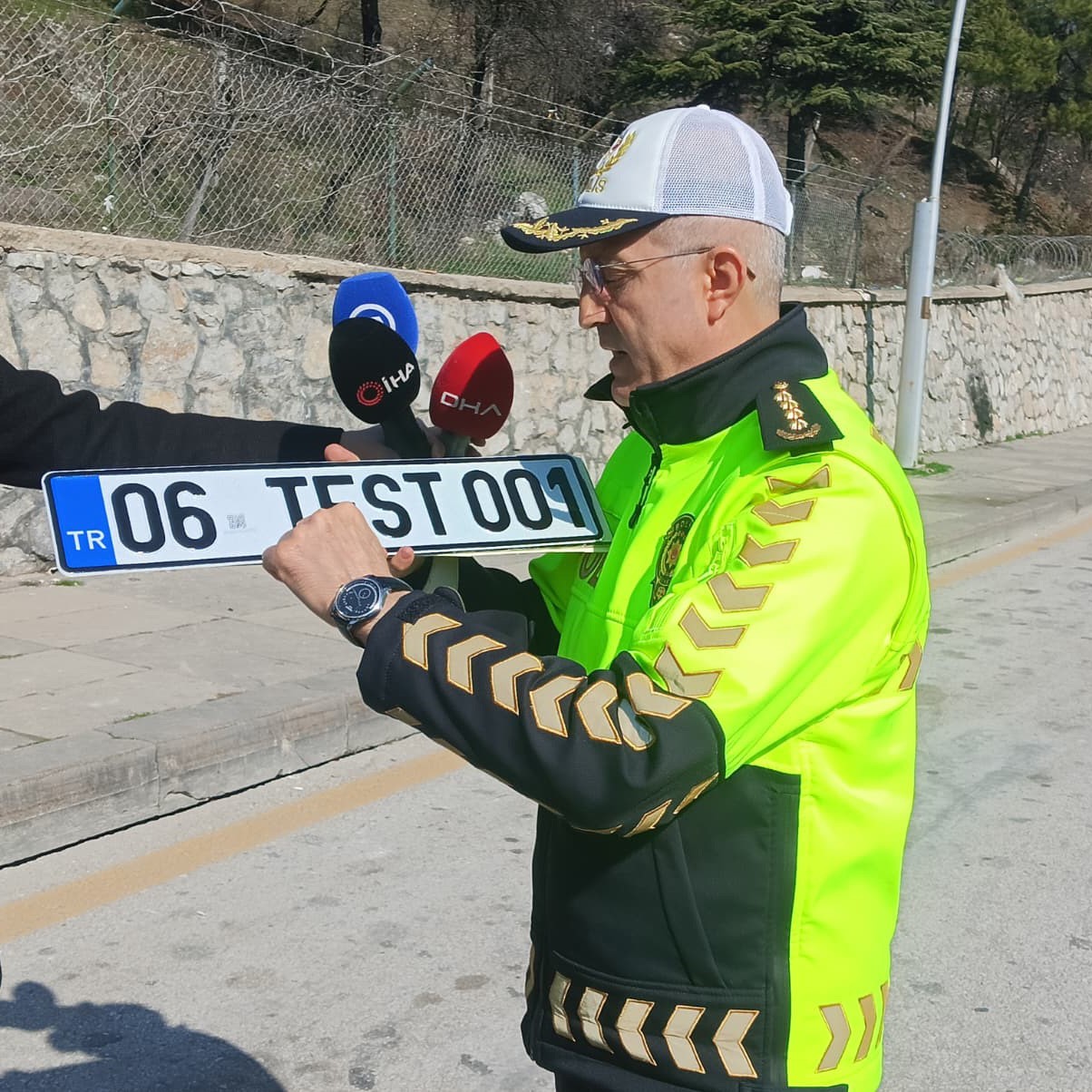 EGM Trafik Daire Başkanı Mutlu&rsquo;dan standart ve &lsquo;APP&rsquo; plaka arasındaki farklarla ilgili a&ccedil;ıklama
