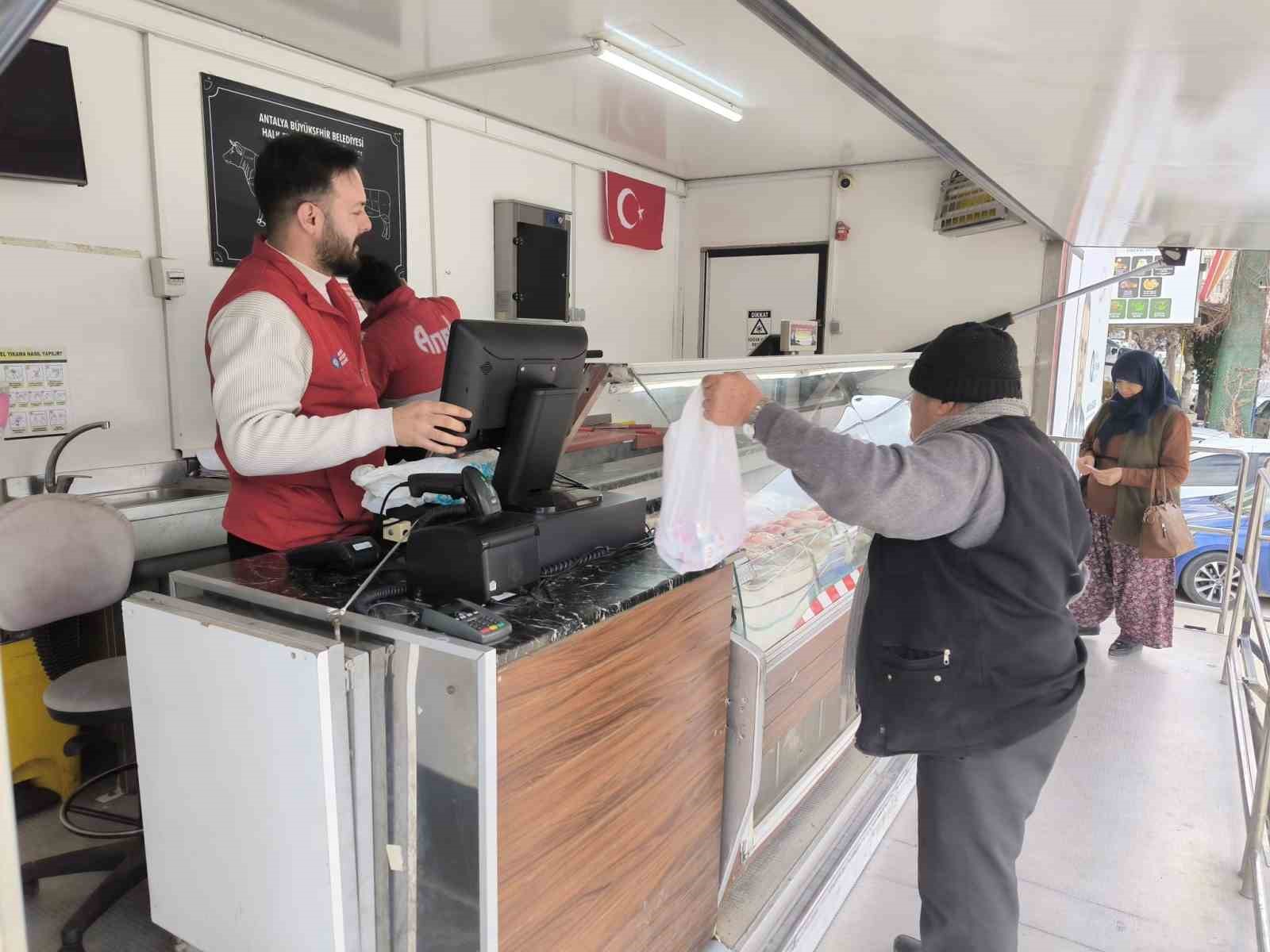 Halk Et Mobil Satış Tırı’na ilçelerde yoğun ilgi