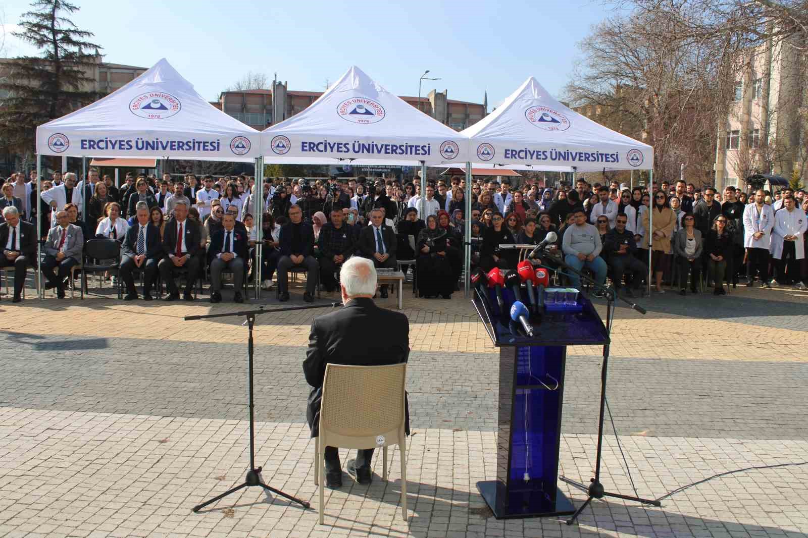 Trafik kazasında hayatını kaybeden Yaren, okuduğu fak&uuml;ltede anıldı
