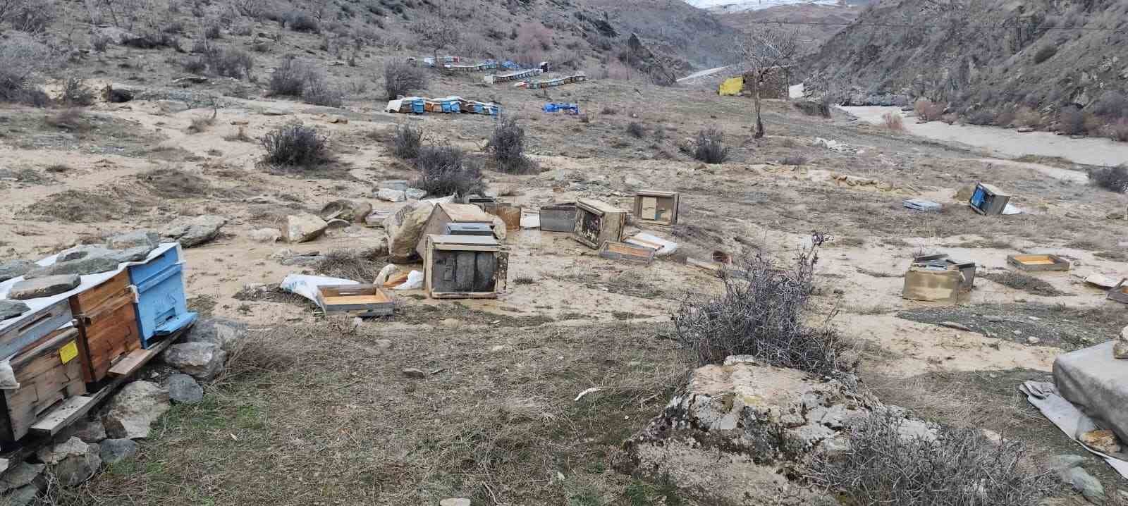 Hakkari&rsquo;de selde 150 kovan zarar g&ouml;rd&uuml;

