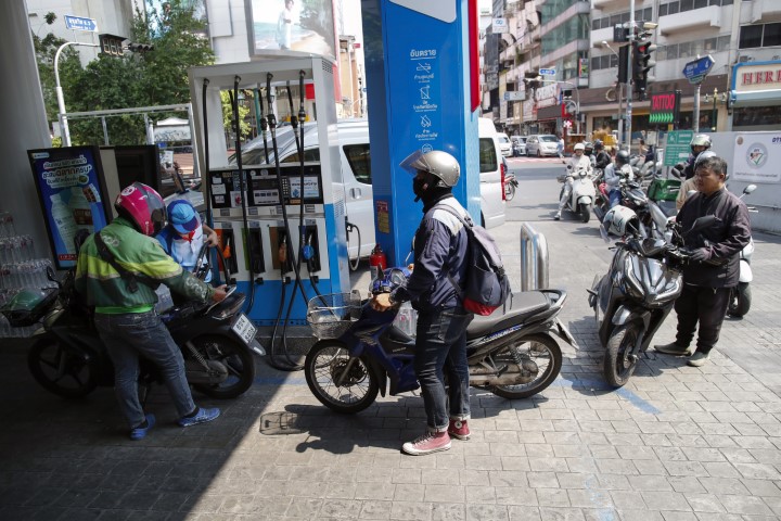 Tayland&rsquo;da akaryakıt krizi: S&uuml;r&uuml;c&uuml;ler istasyonlara akın etti